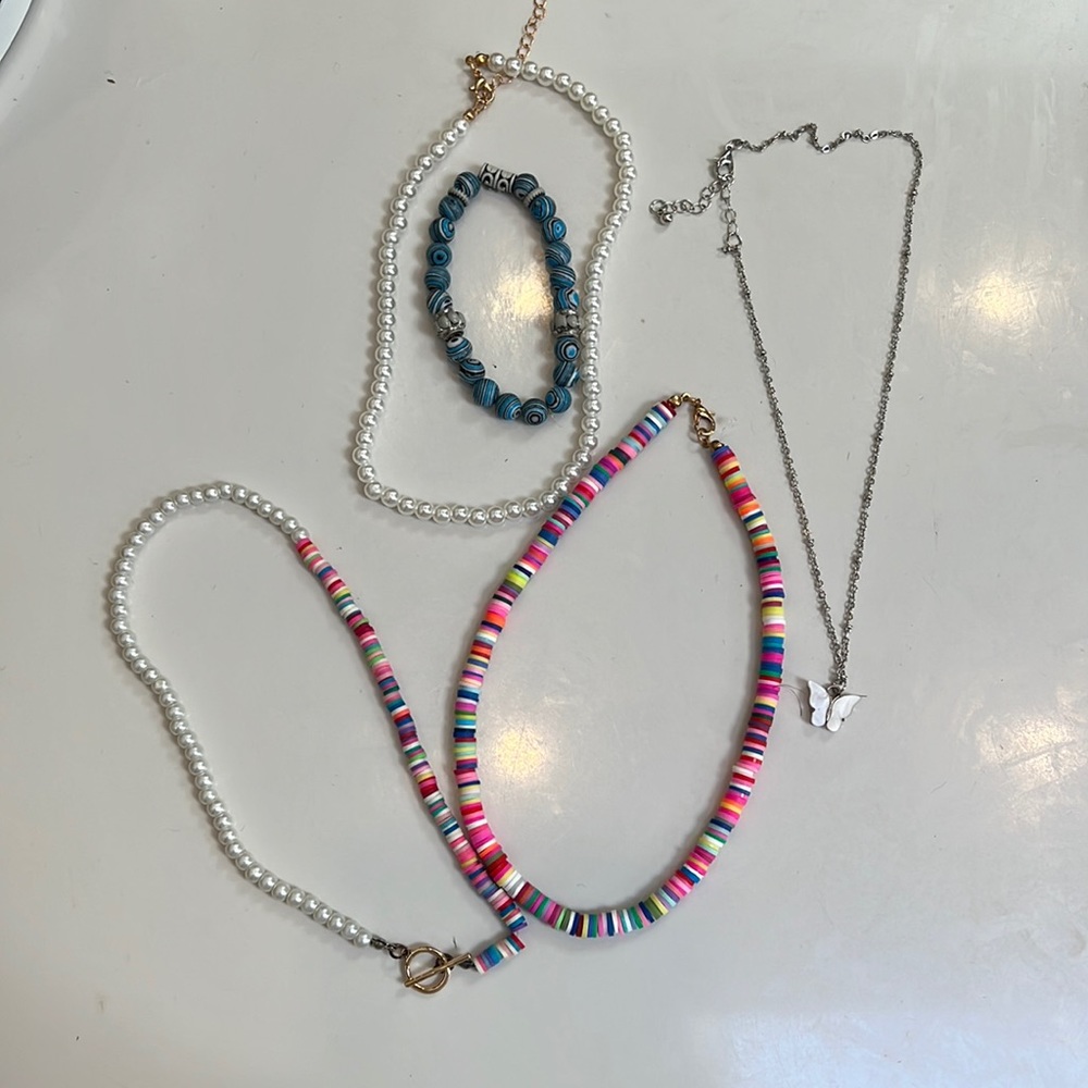 Bundle if necklaces/bracelets